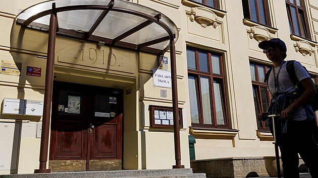 Zkladn kola Sirotkova v Brn zavedla psnj pravidla pro oblkn k. Nov nesm chodit do koly v teplcch ani v obleen, kter odhaluje bicho, ramena nebo m hlubok vstih. (z 2025)