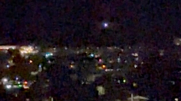 Snmek z videa ze socilnch st ukazuje svtlo nad Aalborgem, kde kvli dronm uzaveli letit. (24. z 2025)