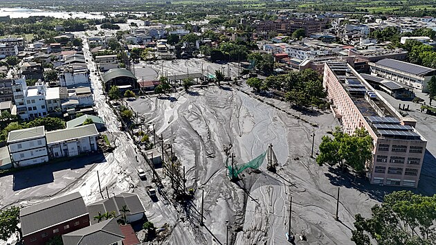 Dronov� sn�mek ukazuje m�sto Hualien na Tchaj-wanu pokryt� bahnem v d�sledku povodn� po supertajfunu Ragasa. (25. z��� 2025)