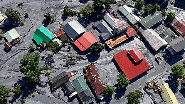 Dronov� sn�mek ukazuje m�sto Hualien na Tchaj-wanu pokryt� bahnem v d�sledku povodn� po supertajfunu Ragasa. (25. z��� 2025)