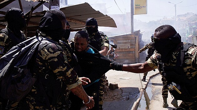 Madagaskarsk podkov policie zasahuje na protestech proti astm vpadkm elektiny a nedostatku vody pobl univerzity v Antananarivu. (29. z 2025)