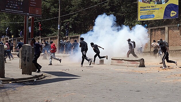 Madagaskarsk podkov policie zasahuje na protestech proti astm vpadkm elektiny a nedostatku vody pobl univerzity v Antananarivu. (29. z 2025)