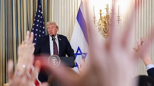 Americk prezident Donald Trump pijal izraelskho premira Benjamina Netanjahua. V Blm dom jednali o americkm mrovm plnu pro Psmo Gazy. (29. z 2025)