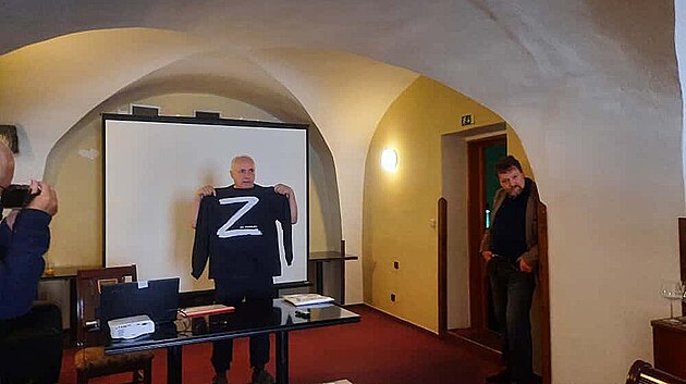 K�ivka mikinu znovu p�edv�d�l. (23. z��� 2025)