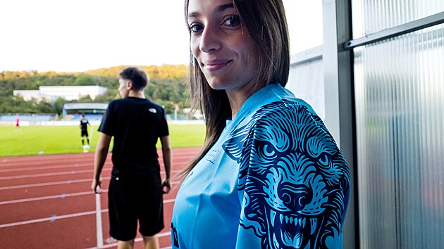 �st� nad Labem, 19. 9. 2025, FK Viagem �st� nad Labem - 1. SK Prost�jov, druh� liga. P�edstaven� nov�ch dres�. Fotbalov� tren�rka Barbora �t�p�nov� p�zuje v nov�m dresu a ukazuje vlka na rameni.