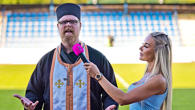 �st� nad Labem, 19. 9. 2025, FK Viagem �st� nad Labem - 1. SK Prost�jov, druh� liga. P�ed z�pasem promluvil otec Gabriel.