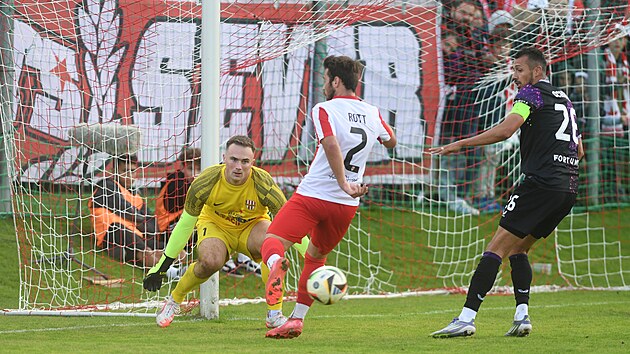 Slavia – Brozany. Kaleci Baník'i destekliyorum Slav Kazançası