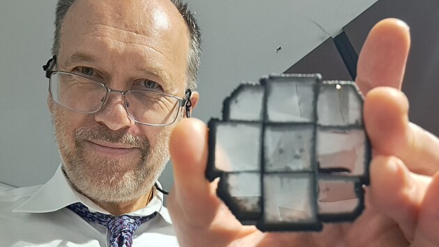 Branko Deljanin se shlukem malých CVD syntetických diamantových krystal� v malé...