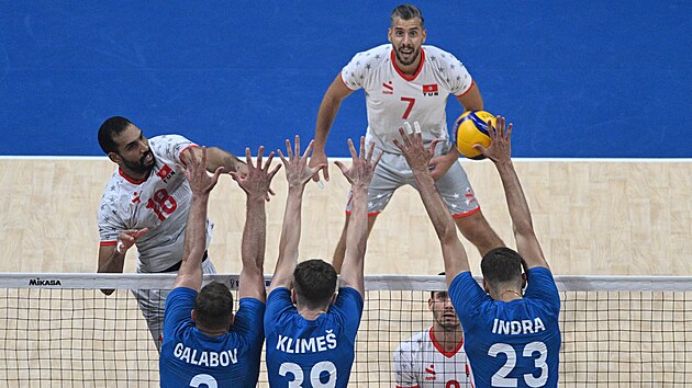 Jan Galabov, Anton�n Klime� and Patrik Indra blokuj� tuniskou sme� v osmifin�le mistrovstv� sv�ta.
