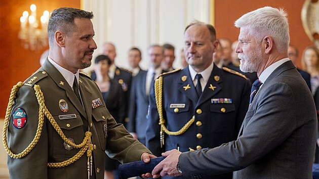 Prezident Petr Pavel p�i p��le�itosti Dne v�t�zstv� jmenoval nov� gener�ly, 8. kv�tna 2023, Pra�sk� hrad, Praha. Do hodnosti brig�dn�ho gener�la pov��il Romana Hy�hu (vlevo).