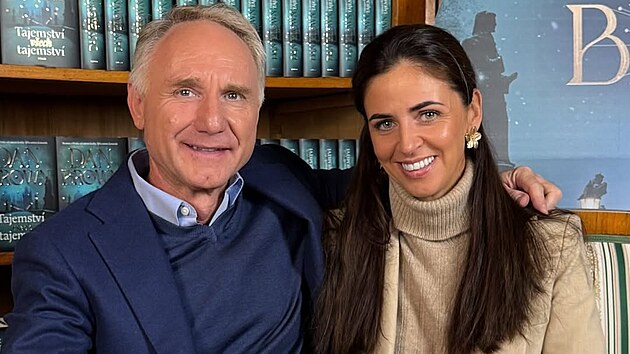 Spisovatel Dan Brown a jeho snoubenka Judith Pietersenov� (Praha, 19. z��� 2025)