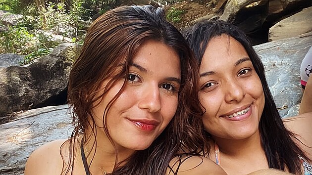 Modelka Gabrielly Moreirov (vlevo) s kamardkou