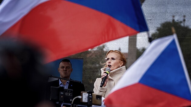 Demonstrace spolku Svatopluk nazvan� Pane prezidente, respektujte volby! Pochod pro�el Nerudovou ulic� a� k Pra�sk�mu hradu (27. z��� 2025)