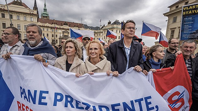 Demonstrace spolku Svatopluk nazvan� Pane prezidente, respektujte volby! Pochod pro�el Nerudovou ulic� a� k Pra�sk�mu hradu (27. z��� 2025)