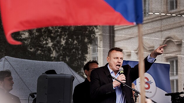 Demonstrace spolku Svatopluk nazvan� Pane prezidente, respektujte volby! Pochod pro�el Nerudovou ulic� a� k Pra�sk�mu hradu. (27. z��� 2025)