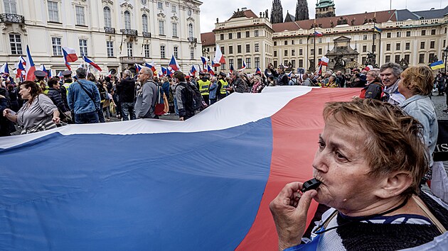 Demonstrace spolku Svatopluk nazvan� Pane prezidente, respektujte volby! Pochod pro�el Nerudovou ulic� a� k Pra�sk�mu hradu. (27. z��� 2025)