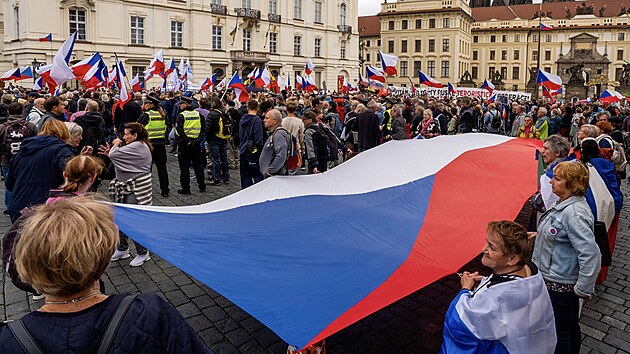 Demonstrace spolku Svatopluk nazvan� Pane prezidente, respektujte volby! Pochod pro�el Nerudovou ulic� a� k Pra�sk�mu hradu. (27. z��� 2025)