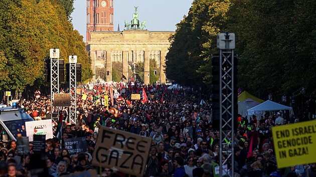 P�es pades�t tis�c lid� p�i�lo podle policie na demonstraci na podporu Palestinc� v centru Berl�na. (27. z��� 2025)