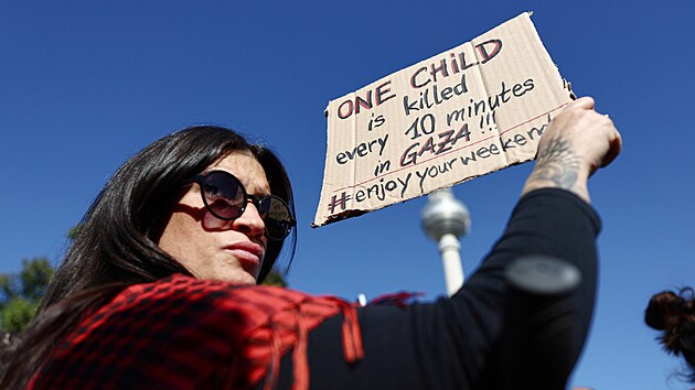 Pes padest tisc lid pilo podle policie na demonstraci na podporu Palestinc v centru Berlna. (27. z 2025)