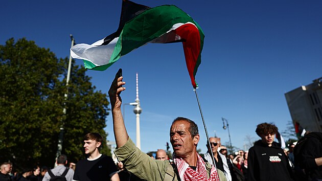 Pes padest tisc lid pilo podle policie na demonstraci na podporu Palestinc v centru Berlna. (27. z 2025)