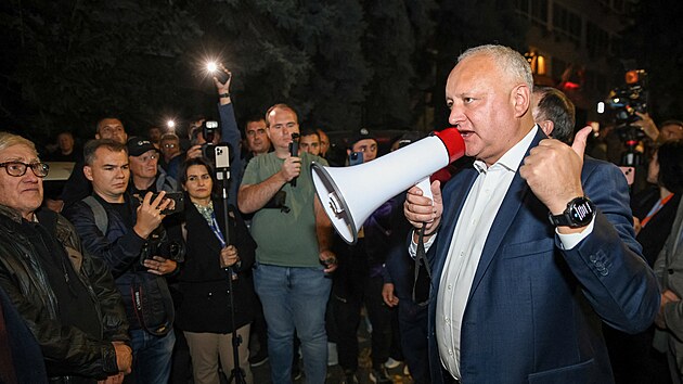 B�val� moldavsk� prezident a ��f prorusk�ch socialist� Igor Dodon mluv� ke sv�m p��vr�enc�m. Na jeho vystoupen� dohl�� policie. (28. z��� 2025)