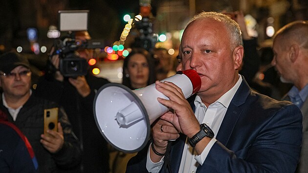B�val� moldavsk� prezident a ��f prorusk�ch socialist� Igor Dodon mluv� ke sv�m p��vr�enc�m. Na jeho vystoupen� dohl�� policie. (28. z��� 2025)