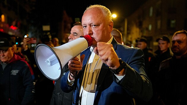 B�val� moldavsk� prezident a ��f prorusk�ch socialist� Igor Dodon mluv� ke sv�m p��vr�enc�m. Na jeho vystoupen� dohl�� policie. (28. z��� 2025)
