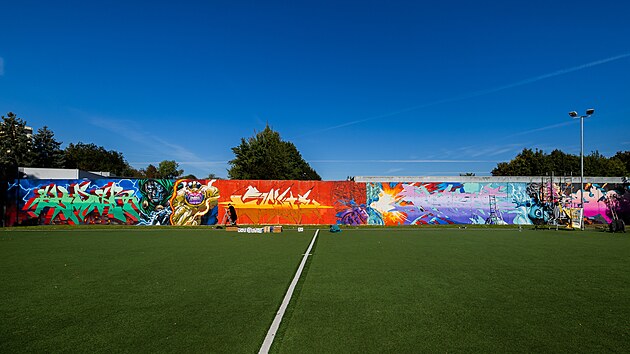 Na zdi mezi hitm stedn koly a arelem stavebn firmy ve Dvoe Krlov vzniklo kolektivn dlo tvrc z Nmecka a Slovenska. (28. z 2025)