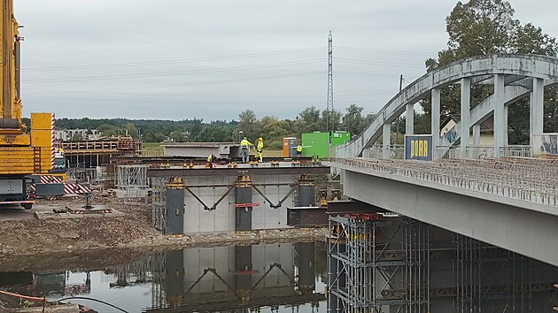 Vedle starho mostu v Tniti nad Orlic u osazuj nov. (25. z 2025)