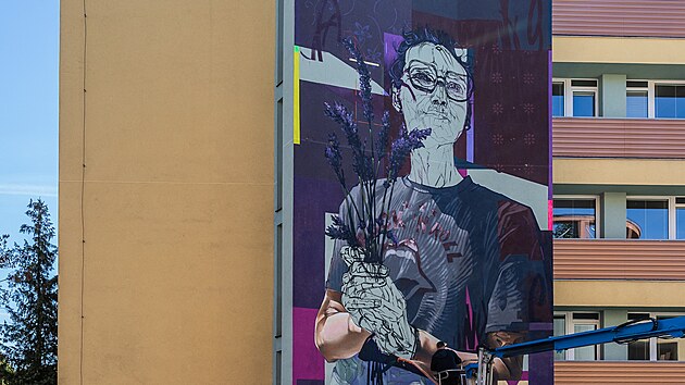 Na prmyslov kole ve Dvoe Krlov Richie Mozger z Polska ztvrnil dvku s brlemi a levandul. (28. z 2025)