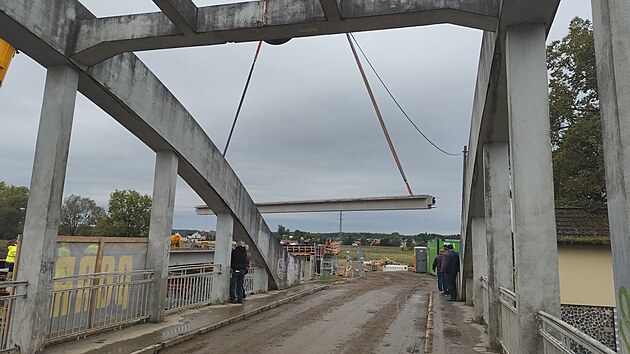 Vedle starho mostu v Tniti nad Orlic u osazuj nov. (25. z 2025)