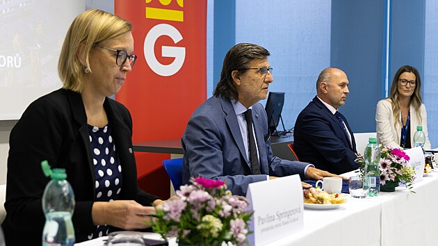 Zleva primtorka Hradce Krlov Pavlna Springerov (HDK), editel hradeck fakultn nemocnice Ale Herman a hejtman Petr Koleta (ANO) podepsali memorandum o spoluprci a financovn parkovacho domu. (26. z 2025)