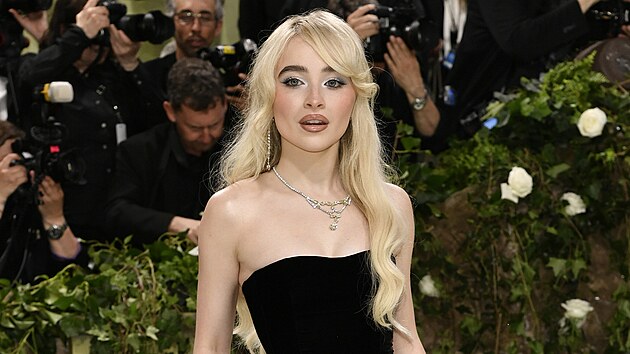 Sabrina Carpenterov na Met Gala v New Yorku (6. kvtna 2024)