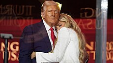 Donald Trump a Erika Kirková bhem vystoupení na piet za Charlieho Kirka (21....