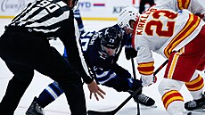 Brayden Yager (vlevo) z Winnipegu a Justin Kirkland z Calgary na vhazování.