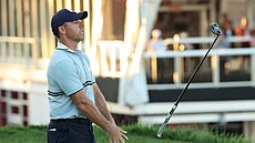 Nespokojený Rory McIlroy poté, co minul osmnáctou jamku.
