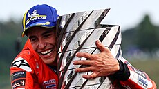 panlský jezdec Marc Márquez s trofejí pro ampiona MotoGP.