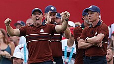 Zleva Rory McIlroy, Shane Lowry a kapitán Luke Donald oslavují úsp�né ta�ení...