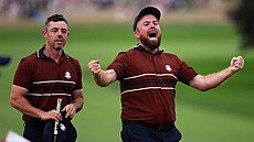 Shane Lowry (vpravo) a Rory McIlroy z výb�ru Evropy k�ep�í po dal�ím úsp�chu.