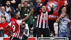 Igor Thiago z Brentfordu slaví gól do sít Manchesteru United.