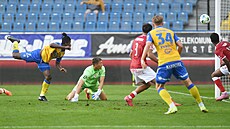 Teplický Benjamin Nyarko (vlevo) zahazuje velkou anci a míjí branku...