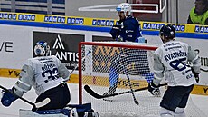 Plzeský gólman Jan Rika se ohlíí za pukem, který míí do branky.