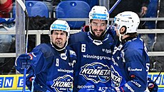 Gólová radost hokejist Komety Brno. Zleva Flek, Cinge, Stránský.