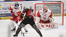 Olomouckou obranu se snaí nabourat sparan Adam Raka..