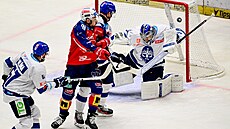 Branká tpán Luke z Kladna inkasuje tetí gól.