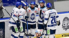Hrái Kladna se radují z gólu v utkání proti Pardubicím.