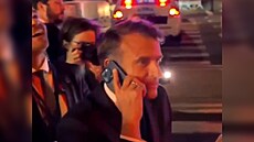 Francouzský prezident Emannuel Macron uvízl kvli svému americkému protjku...