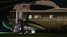 Americký prezident Donald Trump a jeho man�elka Melanie Trumpová po návratu z...