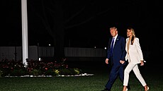 Americký prezident Donald Trump a jeho man�elka Melanie Trumpová po návratu z...