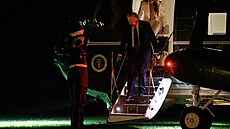 Americký prezident Donald Trump a jeho man�elka Melanie Trumpová po návratu z...